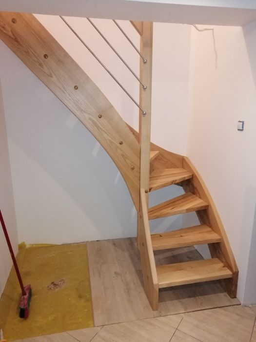 Schody drewniane policzkowe i na beton remont balustrada stal