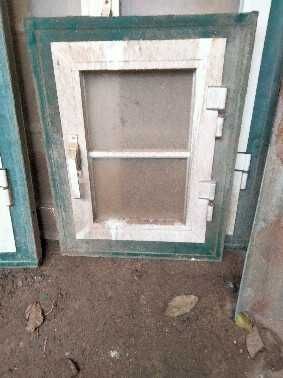 Janelas e portadas em alumínio branco e aro verde