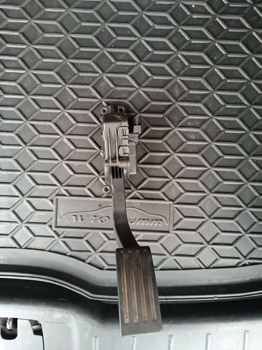 Педаль газу,акселератор.На Вольво V50