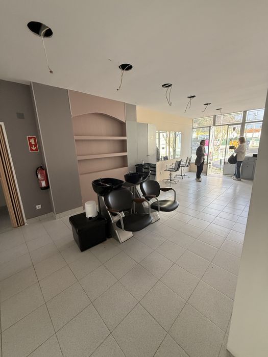 Loja com gabinetes Alapraia