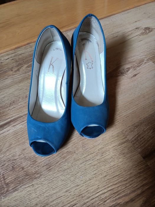 Sprzedam skórzane chabrowe buty na słupku