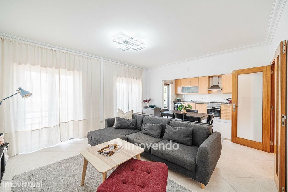 Apartamento T2, com estacionamento e arrecadação, em Vialonga