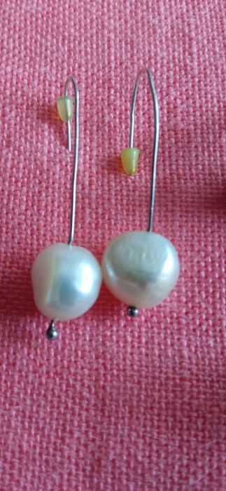 Conjunto de brincos e bijuterias