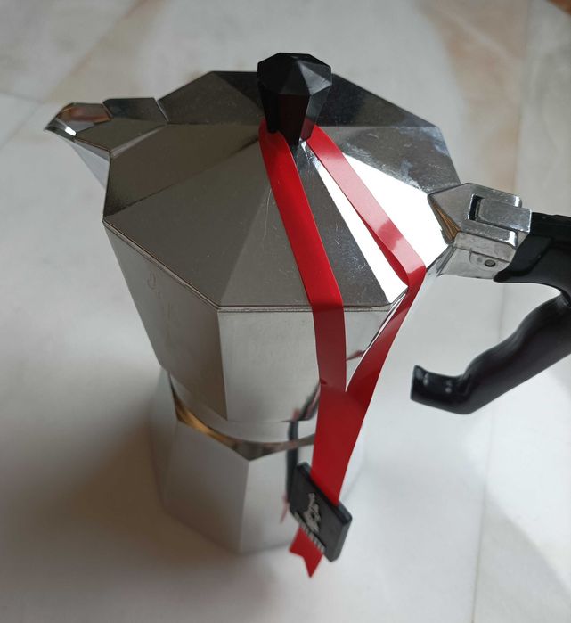 Cafeteira Moka Express Bialetti 6 chávenas, nova