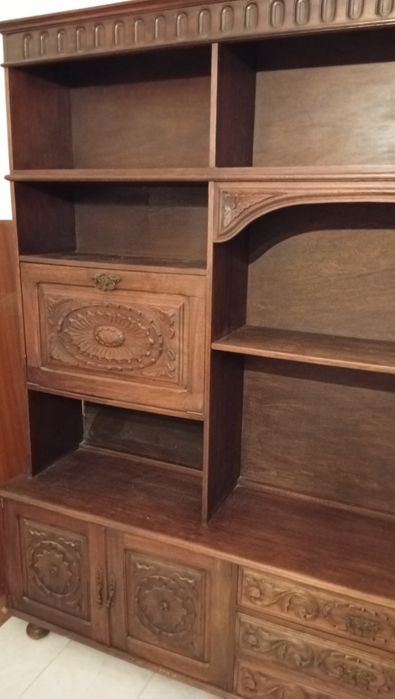 Estante de Sala Vintage em Madeira com Detalhes Esculpidos