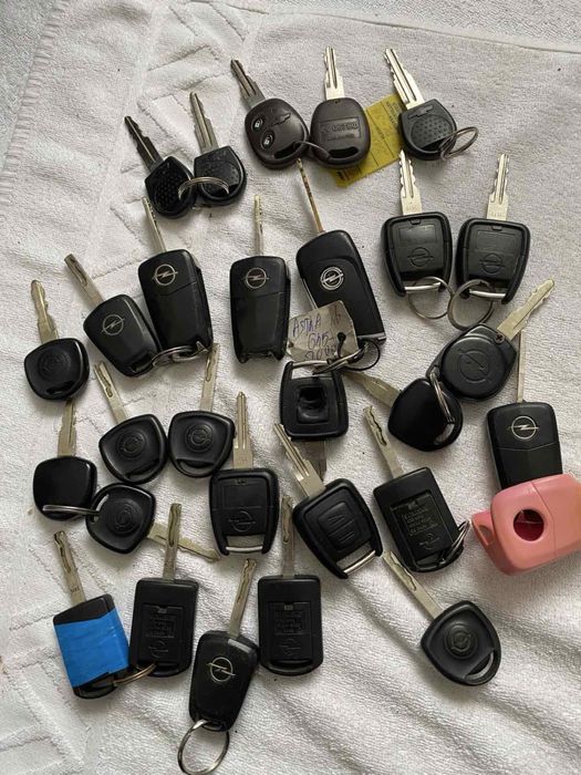 Автоключи, ключи,Продам оригінальні ключі до автомобіля ключ з чіпами.Викидний ключ