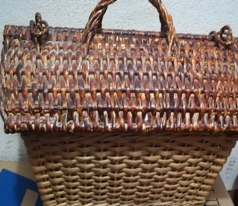 Cesto, arca, mala, caixa, cesta em vime (verga) e madeira
