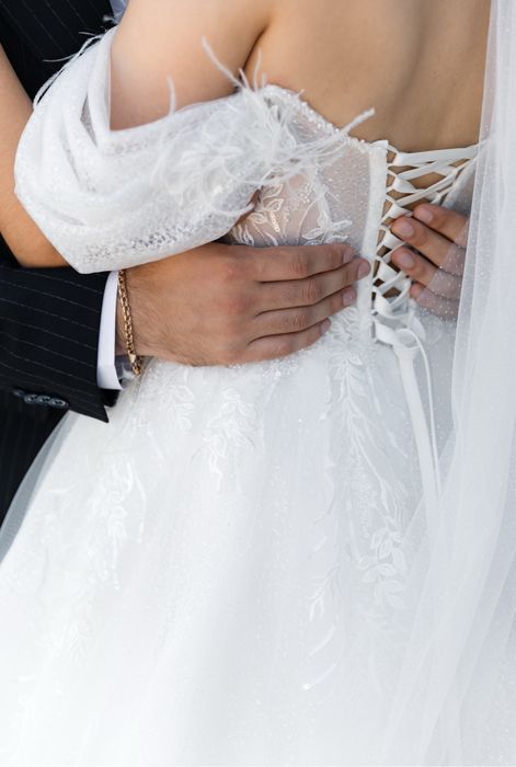 Весільна сукня з шлейфом