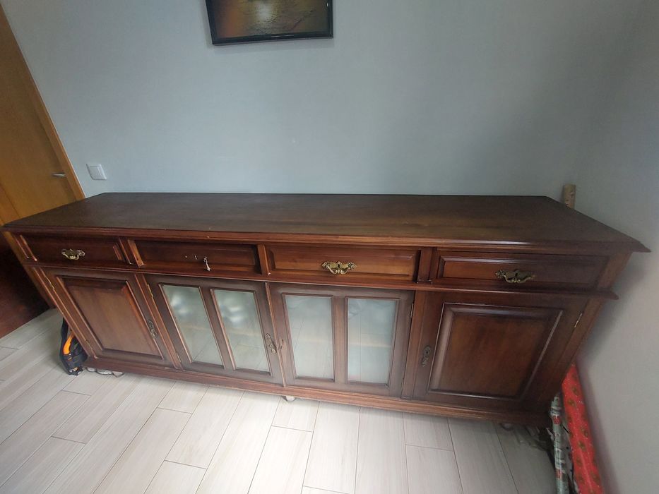 Mesa de jantar com 6 cadeiras e aparador