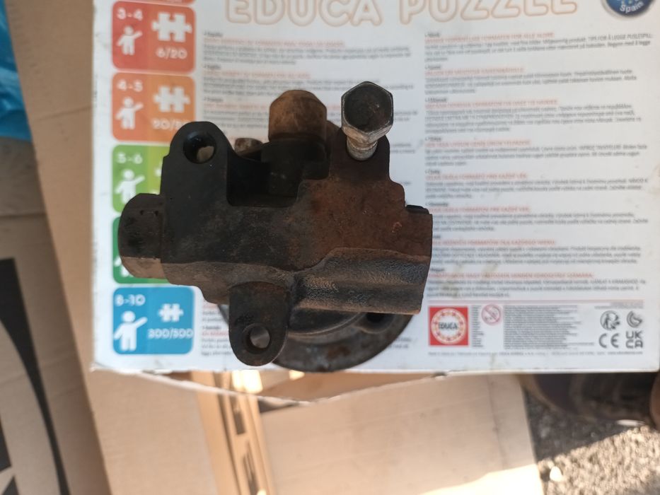 Vende-se peça, Toyota Hiace anos 1998 a 2002, maniplo de abertura da porta mala tráz,e amortecedores da porta e vidros laterais, esquerdo e direito,