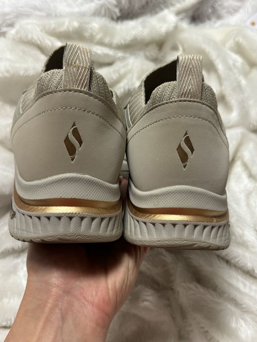 Світло- бежеві кросівки Skechers. Стан – ідеальний!38-39 розмір