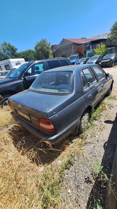 Nissan Sunny com motor avariado