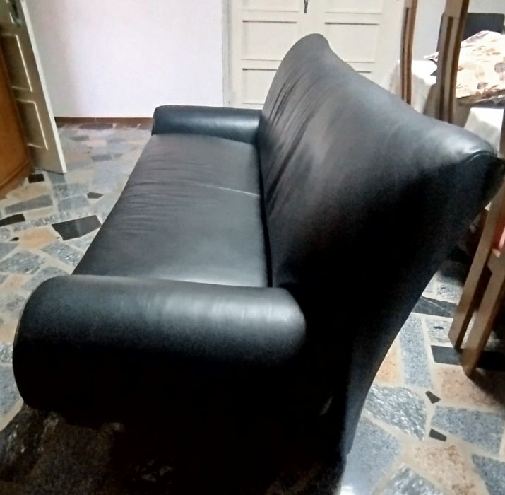 Sofá em pele preto em bom estado