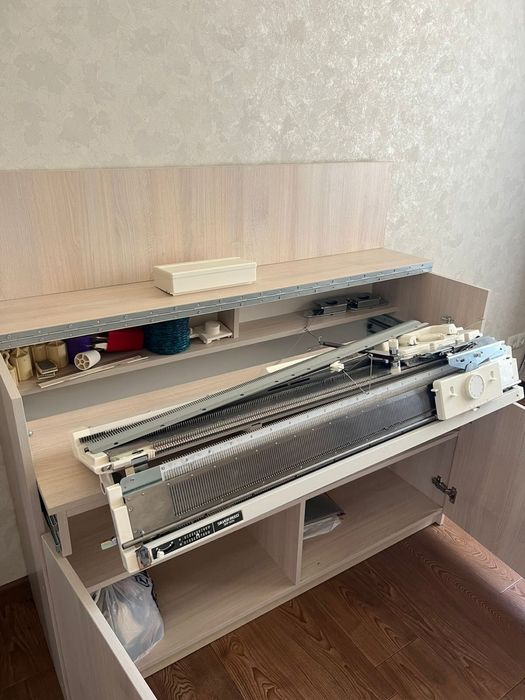 В’язальна машина з тумбою б/у
