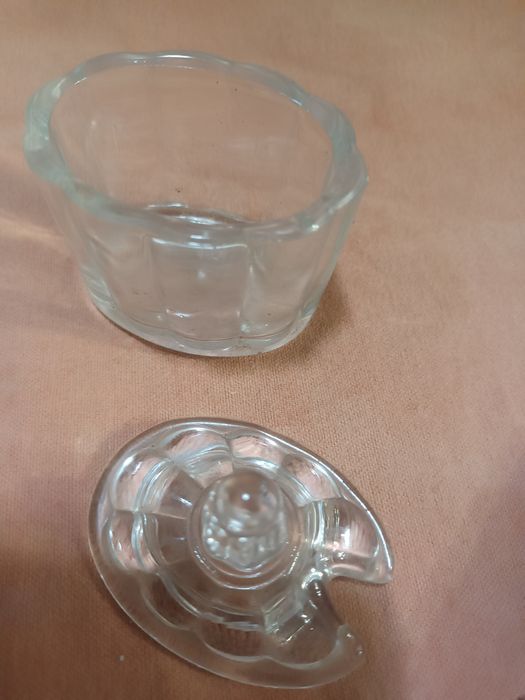 Pequenino açucareiro em vidro com orifício para a colher