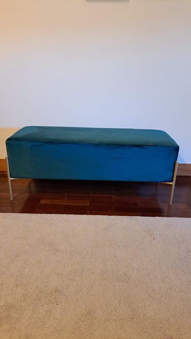 Puff longo em veludo.