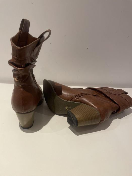 BOTAS tamanho 37, com salto