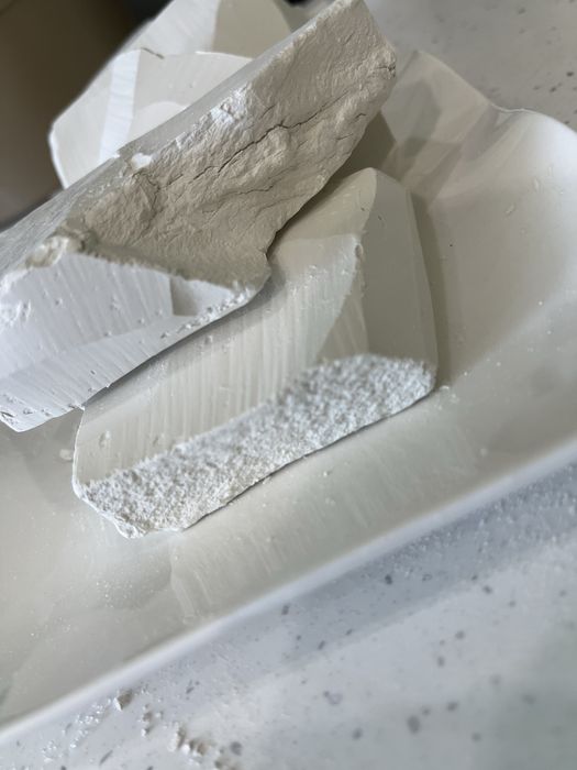 Біла глина ( каолін сніжок) кусковий і в гранулах