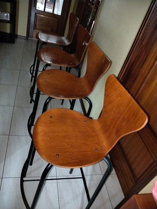 Vendo 4 bancos para balcão café
