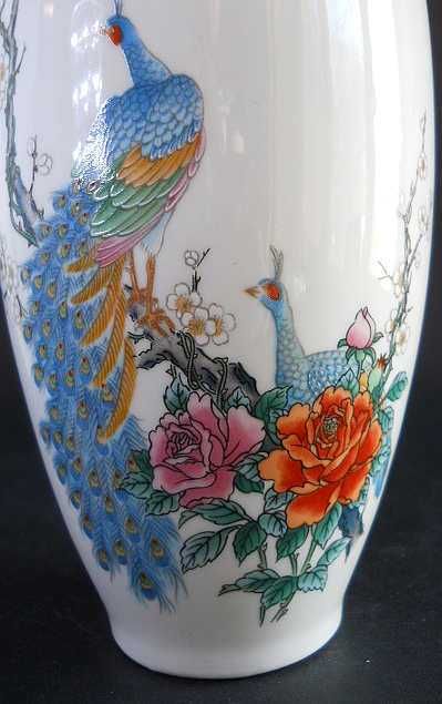 Три Японские интерьерные фарфоровые вазы с изображением роз и павлинов