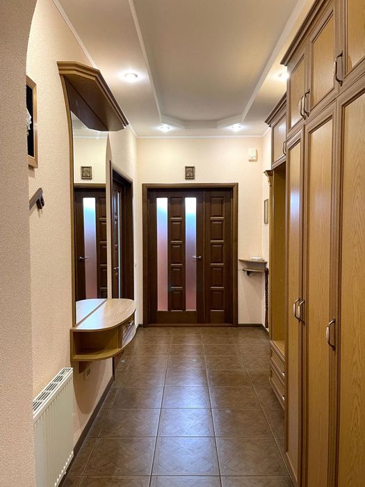 Будинок 2 входи з функціональним цоколем, Басейн та гостевою будівлею