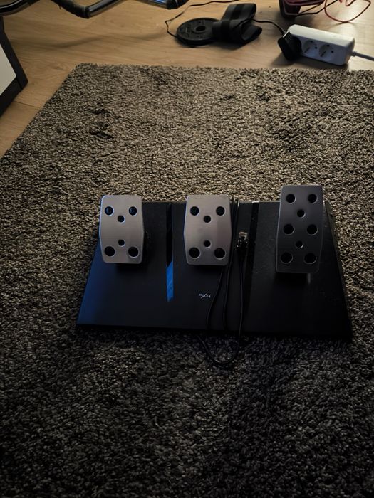 Volante pedais e mudanças