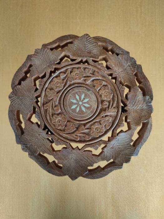 Mesa tripé em madeira trabalhada á mão.