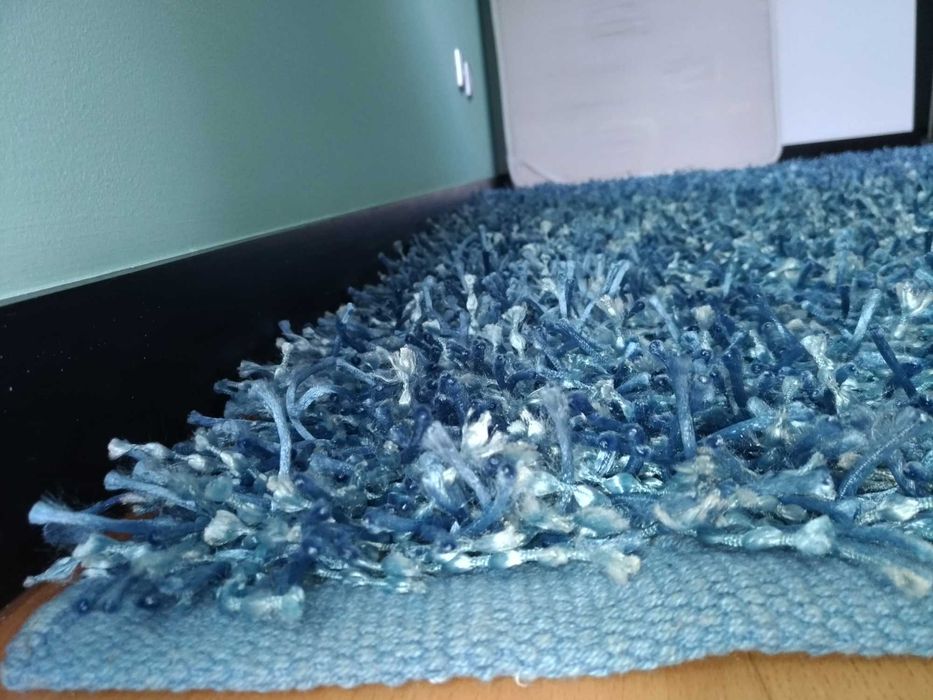 Tapete azul pelo medio