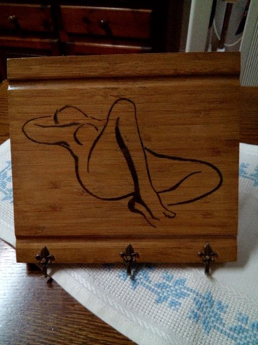 Chaveiro com mulher pirogravado