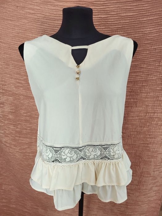 Bluzka w stylu romantycznym z kornkowym pasem