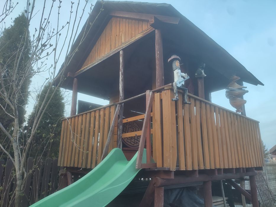 Domek dla dzieci ze zjeżdżalnią
