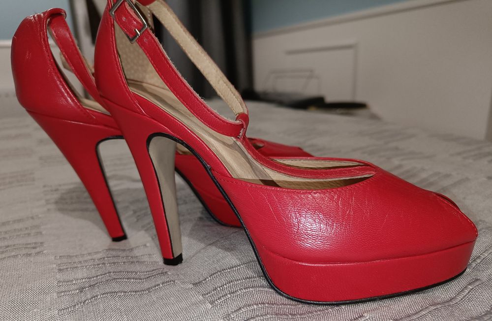 Szpilki w kolorze malinowym skóra naturalna