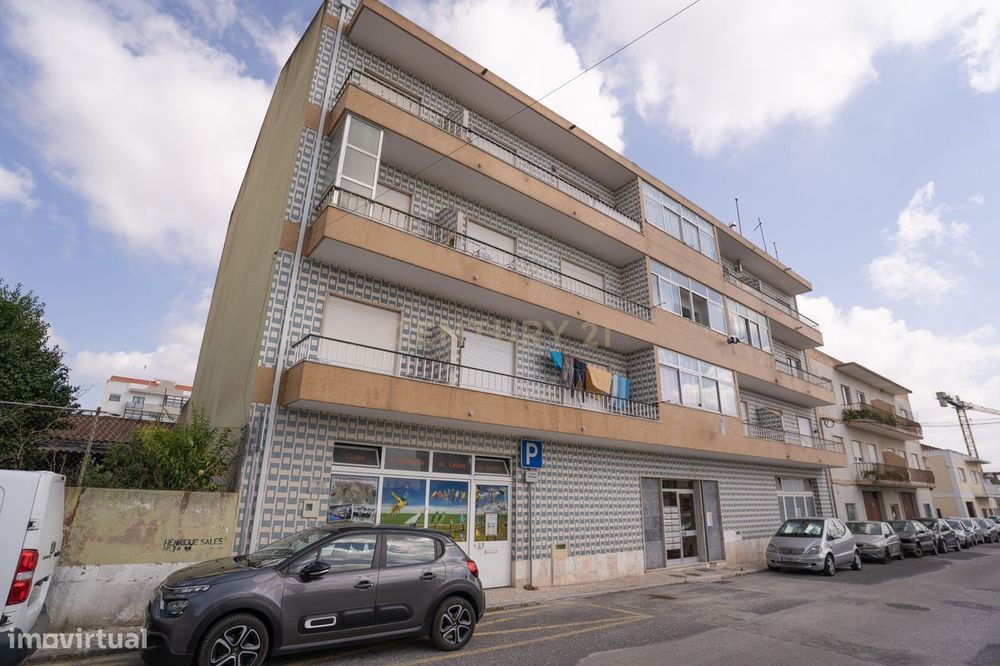 Apartamento T4 localizado no Bairro dos Arneiros, em Caldas da Rainha