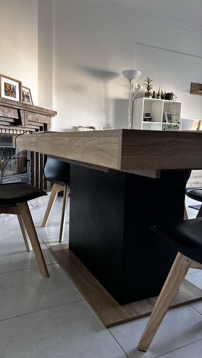 Mesa de refeição extensível  Imitação madeira  e preto. Ate10 pessoas