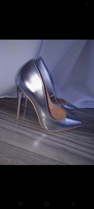 srebrne metaliczne szpilki czółenka