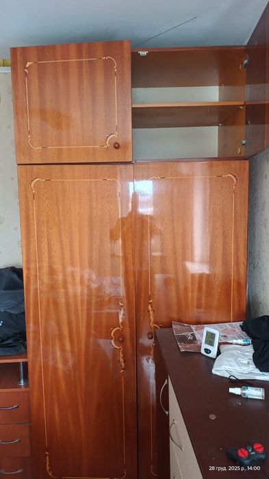 Шкаф для речей з антрисолю