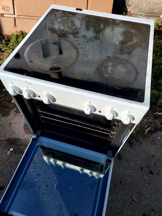 Kuchnia elektryczna z piekarnikiem