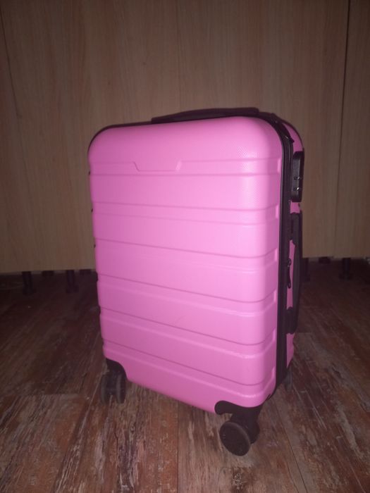 Валіза рожева з обертовими колесами
