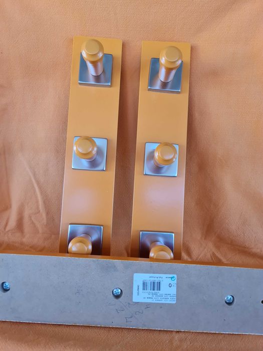 3 cabides em madeira