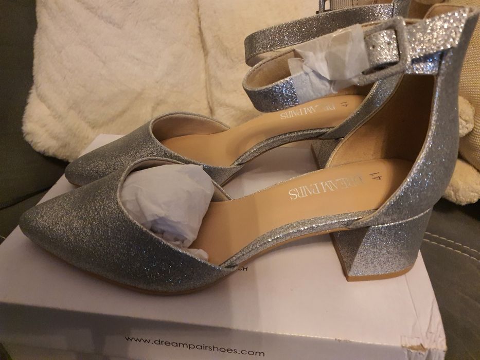 Brokatowe srebrne buty na słupku