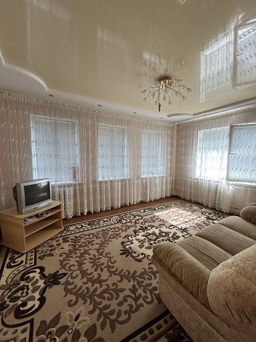 Продаж окремоі половинки будинку  з окремим заіздом .