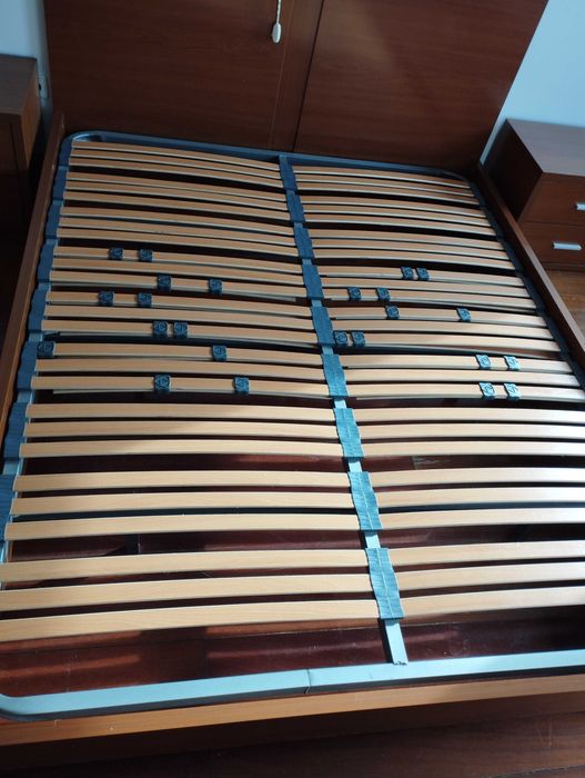 Cama casal king size c/estrado mesinhas e comoda - Bom estado