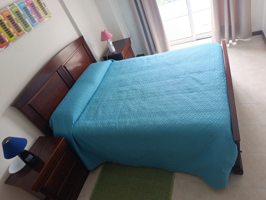 Cama de Casal e mesas de cabeceira