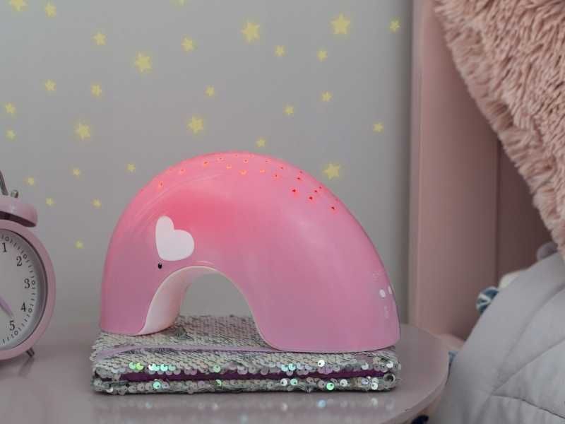 Lampka z projektorem gwiazd i kołysanką