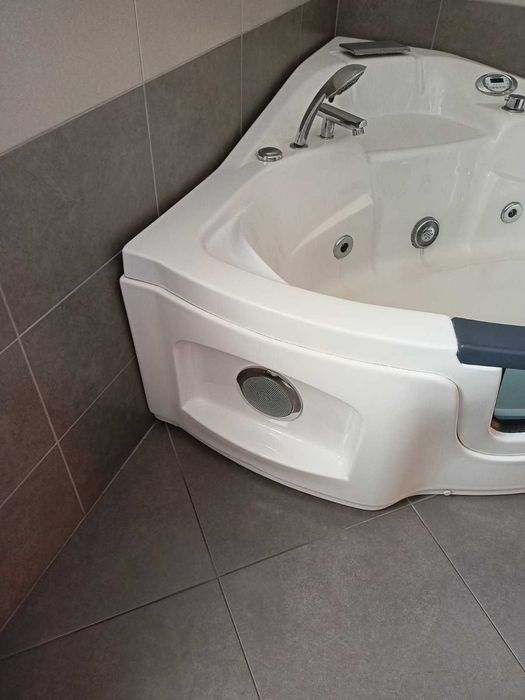 Wanna narożnikowa hydromasaż radio