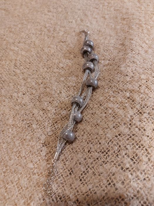 Bransoletka z szarymi kamieniami