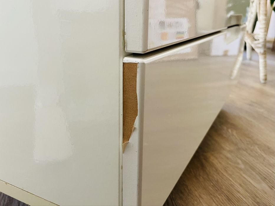 Móvel branco para televisão / arrumação