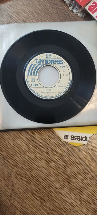 50 singli winylowych 7+album etui  na płyty Queen ,Modern T
