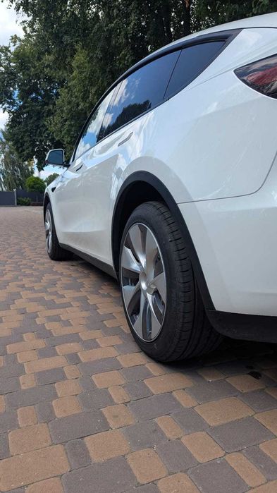 Продаж автомобіля Tesla Model Y 2023 року