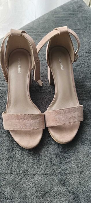 Sandałki na obcasie